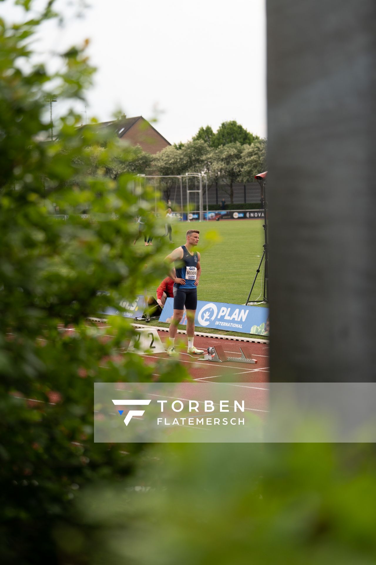 Nico Beckers (LAV Bayer Uerdingen/Dormagen) vor dem 400m Start am 07.05.2022 beim Stadtwerke Ratingen Mehrkampf-Meeting 2022 in Ratingen